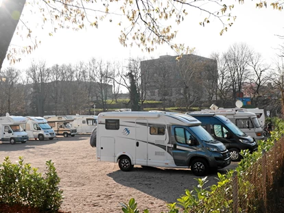 Reisemobilstellplatz - Art des Stellplatz: eigenständiger Stellplatz - Grenzach-Wyhlen - Ruhige Lage beim Grüttpark - Wohnmobil-Stellplatz Lörrach-Basel