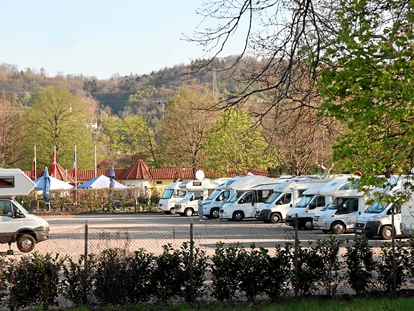 Parkeerplaats voor camper - Stellplatz im Grüttpark Lörrach - Wohnmobil-Stellplatz Lörrach-Basel