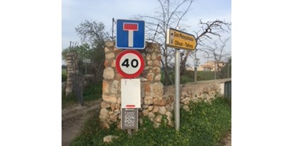 Motorhome parking space - Umgebungsschwerpunkt: am Land - Mallorca - Einfahrt der Strasse  - Agroturismo Fincahotel Son Pou Felanitx
