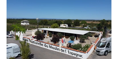 Plaza de aparcamiento para autocaravanas - Hérault - Salle de convivialité            
 aire de jeux pour enfants
jeux de boules - Aire naturelle du Moulin de l'Espagnac