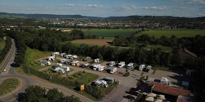 Motorhome parking space - Duschen - Kupferzell - Der Wohnmobilpark HEICamp in der Landschaft - Wohnmobilpark HEICamp