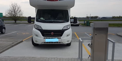 Posto auto camper - Serbia - MOL Parkplatz mit Dock Stop - MOL Batrovci Tankstelle/Stellplatz