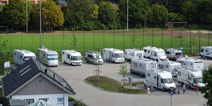 Plaza de aparcamiento para autocaravanas - Stromanschluss - Lüneburger Heide - Einfahrt auf den Platz, links das Servicehaus - Am Badeland