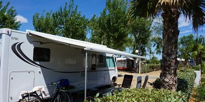 Place de parking pour camping-car - Swimmingpool - Villeneuve-lès-Béziers - Domaine Sainte Cecile