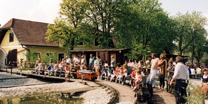 Reisemobilstellplatz - Spielplatz - Grünberg (St. Bernhard-Frauenhofen) - Wirtshaus zur Minidampfbahn
