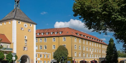 Reisemobilstellplatz - Wohnwagen erlaubt - Traunstein (Landkreis Traunstein) - Oberes Stadttor mit Schloss - Fischer-Huber-Parkplatz
