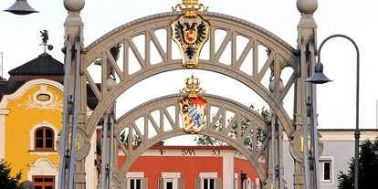 Posto auto camper - Tittmoning - Länderbrücke mit Kaiserkrone und Wappen von Österreich, sowie Königskrone von Bayern mit dem Bayrischen Wappen - Fischer-Huber-Parkplatz