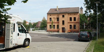 Motorhome parking space - öffentliche Verkehrsmittel - Saxony-Anhalt - Blick auf Infozentrum mit öffentlichem WC (c) Stadtmarketing Halle (Saale) GmbH, www.halle-tourismus.de  - Wohnmobilstellplatz an der Fährstraße
