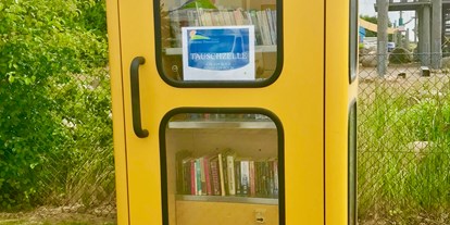Reisemobilstellplatz - öffentliche Verkehrsmittel - Büchertausch in alter gelber Telefonzelle - Stellplatz Elmenhorst