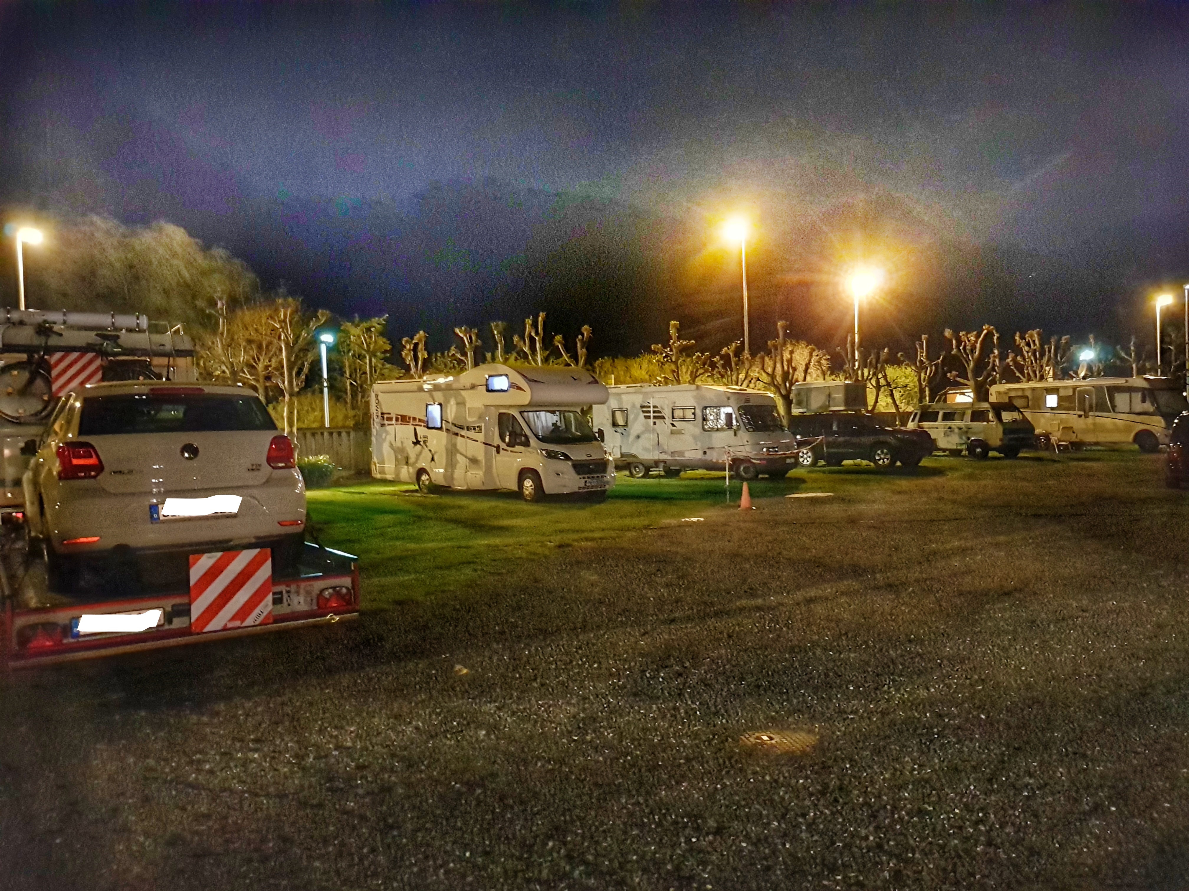 Wohnmobilstellplatz - unsere Touristen Wiese befindet sich neben der Hauptstrasse und wird auch von der Strassenbeleuchtung erhellt. Wir haben Plätze auf der Wiese und im Winter auf der Kiesstrasse. - Remo Camping Moosbad