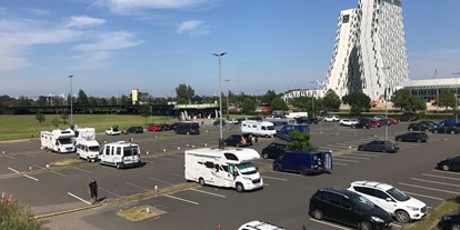 Motorhome parking space - Stromanschluss - Ishoj - View over the stellplatz with guests. - CPH Autocamp