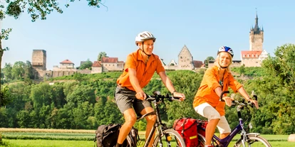 Reisemobilstellplatz - Sauna - Großbottwar - Bad Wimpfen: Radfahren am Fluss Neckar mit Blick auf Burgen - SRH Gesundheitszentrum