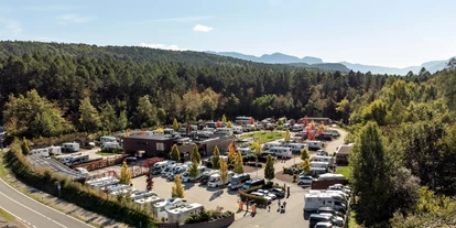Plaza de aparcamiento para autocaravanas - Reiten - Italia - Stellplatz Eppan Camping Montiggl