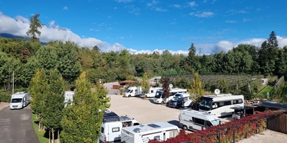 Plaza de aparcamiento para autocaravanas - Umgebungsschwerpunkt: am Land - Trentino-Tirol del Sur - Stellplatz Eppan Camping Montiggl