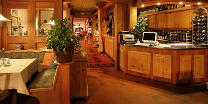 Motorhome parking space - Sauna - Ilfeld - Viele kleine Inseln, gestaltet durch Eckbänke und Raumteiler, schaffen für jeden Tisch einen eigenen Bereich und gliedern so die Räume zu einem harmonischen Ganzen. - Mandelholz - zwischen Königshütte und Elend