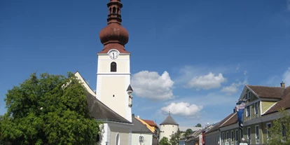 Reisemobilstellplatz - Badestrand - Germanns (Zwettl-Niederösterreich) - Die Pfarrkirche in Ottenschlag liegt mitten am Oberen Markt und ist umgeben von einem Café, Banken und diversen Geschäften. - Freizeitgelände Oberer Ortsteich
