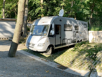 Place de parking pour camping-car - WLAN: am ganzen Platz vorhanden - Garz (Vorpommern-Rügen) - Belegung mit 8,20 x 2,50 m (L/B) - Doppelachser - Ankerplatz Hanseat