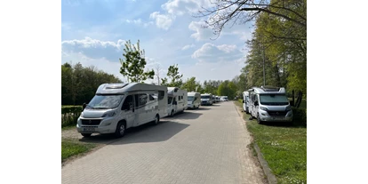 Posto auto camper - Wohnwagen erlaubt - Grevenbroich - Reisemobilstellplatz am Schlosspark Wickrath - Reisemobilstellplatz am Schloss Wickrath