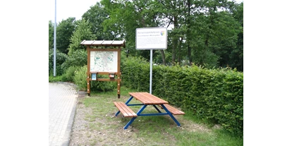 RV park - Art des Stellplatz: bei Gewässer - Reuver - Reisemobilstellplatz am Schloss Wickrath - Reisemobilstellplatz am Schloss Wickrath