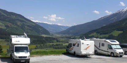 Place de parking pour camping-car - Umgebungsschwerpunkt: Berg - L'Autriche - Für viele der schönste Stellplatz der Alpen, allein der Blick ist schon beeindruckend. - Panoramastellplatz Friedburg