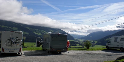 RV park - Umgebungsschwerpunkt: Berg - Alpen - Jeder genießt die Sonne, da braucht keiner eine Markise - Panoramastellplatz Friedburg