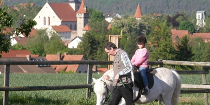 Reisemobilstellplatz - Wohnwagen erlaubt - Bischofsheim an der Rhön - Immer wieder gerne drehen die Kinder und Jugendlichen ihre Runden auf unseren Reitponies. - Schmidts Ferienhof