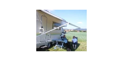 Reisemobilstellplatz - Wohnwagen erlaubt - Rhönblick - Campen in der freien Natur - ohne Enge und mit viel Sonnenschein. - Schmidts Ferienhof
