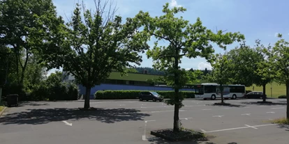 Parkeerplaats voor camper - Braunfels - Das Gegenüberliegende Hallenbad Biebertal - Hallenbad Biebertal