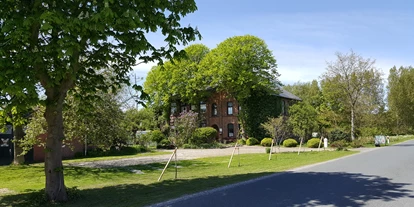 Reisemobilstellplatz - Frischwasserversorgung - Schleswig-Holstein - Blick von der Straße auf das Grundstück (Richtung Norden). -  Pension Alte Dorfschule