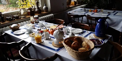 Motorhome parking space - Duschen - Oederquart - Gerne bieten wir Ihnen unser reichhaltiges Frühstück an (Voranmeldung erforderlich). -  Pension Alte Dorfschule