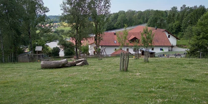 Reisemobilstellplatz - Umgebungsschwerpunkt: am Land - Lindberg - Blick auf den Hof - Natur-Stellplatz auf Bio-Bauernhof + Kinderparadies