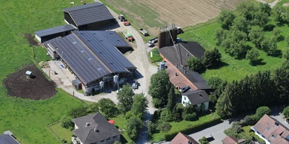 Place de parking pour camping-car - Umgebungsschwerpunkt: am Land - Güttingen - Unser Bauernhof mit 300 kWp Fotovoltaikanlage auf den Dächern der grösseren Betriebsgebäude, liegt am westlichen Dorfrand von Märstetten, mitten im schönen Thurgau in der Ostschweiz. 
Der Stellplatz befindet sich auf der Nordseite der Maschinenhalle.  - Stellplatz "Birkenhof" Märstetten 