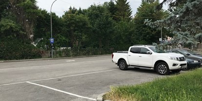 Motorhome parking space - Wohnwagen erlaubt - Puchberg am Schneeberg - Stellplatz ÖGB Parkplatz Gröhrmühlgasse Wiener Neustadt 