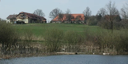 Reisemobilstellplatz - Umgebungsschwerpunkt: See - Memmelsdorf - Blick vom Hüllweiher auf den Landgasthof GUT SCHÖNHOF - Gut Schönhof