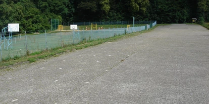Reisemobilstellplatz - Hunde erlaubt: Hunde erlaubt - Thalwenden - Haupt-Einfahrt und  Parkfläche - Parkplatz Ratsburgbad 37120 Bovenden