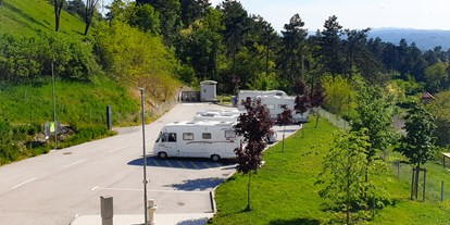 Motorhome parking space - Grauwasserentsorgung - Dolenjska & Bela Krajina / Coast and Karst - Park der Militärgeschichte Pivka