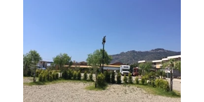 Plaza de aparcamiento para autocaravanas - Wohnwagen erlaubt - Sicilia - Triscell