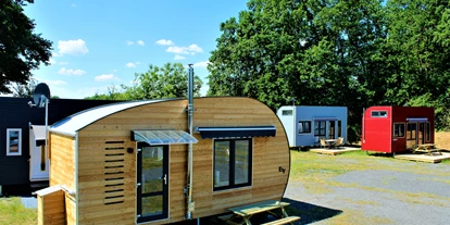 Posto auto camper - SUP Möglichkeit - Lemförde - Tiny Houses im hinteren Bereich des Platzes - Wohnmobilstellplatz und Tiny Ferein- und Ausstellungspark am Alfsee
