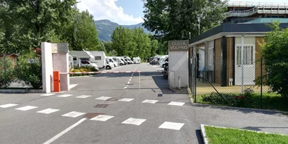 Plaza de aparcamiento para autocaravanas - Umgebungsschwerpunkt: Stadt - Iseosee - Area sosta Costa Volpino