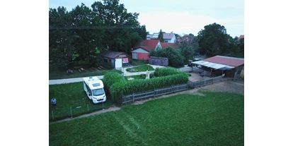 Parkeerplaats voor camper - Wohnwagen erlaubt - Freystadt - Der Stellplatz ist direkt auf der Farm. - Straußenfarm Erlbacher