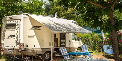 Place de parking pour camping-car - Stromanschluss - Barbat - San Marino Camping Resort ****