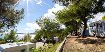 Plaza de aparcamiento para autocaravanas - Stromanschluss - Split - Dubrovnik - Campingplatz Belvedere Vranjica ****