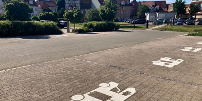 Reisemobilstellplatz - öffentliche Verkehrsmittel - Thüringen - Befestigte Stellplätze in idyllischer Lage in der Innenstadt Mühlhausens - Wohnmobilstellplatz "Engelsgarten" Mühlhausen/Thür.