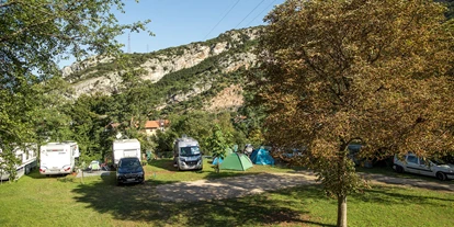 Place de parking pour camping-car - WLAN: nur um die Rezeption vorhanden - Ronzo-Chienis - Camping Grumèl