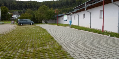 Parkeerplaats voor camper - Stromanschluss - Königsheim - Beschreibungstext für das Bild - Wohnmobilstellplatz Straßberg - Schmeienhalle