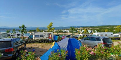 Reisemobilstellplatz - SUP Möglichkeit - Omišalj - Alle Parzelle im Camp sind nach den höchsten Standards der ADAC ausgestattet und werden sicherlich zu Ihrem Lieblingsort, wo Sie mit der Familie campen und relaxen können. - Campingplatz Omišalj *****