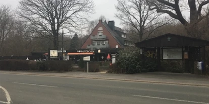 Reisemobilstellplatz - Werdohl - Kiosk mit Hotel und Restaurant, Wandertafel, Eingang zum Freizeitzentrum. - Freitzeitzentrum Biebertal Menden (Sauerland)