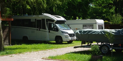 Place de parking pour camping-car - Flöha - es bestehen 6 Stellplätze mit jeweils einer gleichgroßen Grünfläche für Vorzelte oder Campingmöbel, jeweils 3 Stellplätze nutzen eine Versorgungssäule. - Löwencamp am Landhotel "Goldener Löwe" Burgstädt