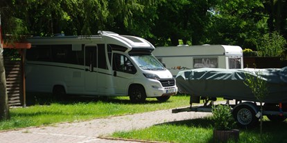 Motorhome parking space - Restaurant - Altenburg (Altenburger Land) - es bestehen 6 Stellplätze mit jeweils einer gleichgroßen Grünfläche für Vorzelte oder Campingmöbel, jeweils 3 Stellplätze nutzen eine Versorgungssäule. - Löwencamp am Landhotel "Goldener Löwe" Burgstädt