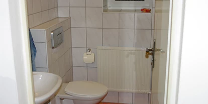 Reisemobilstellplatz - Duschen - Flöha - neben den öffentliche Toiletten im Goldenen Löwen, befindet sich im Sanitärbereich eine zusäztliche Unisex-Toilette  - Löwencamp am Landhotel "Goldener Löwe" Burgstädt